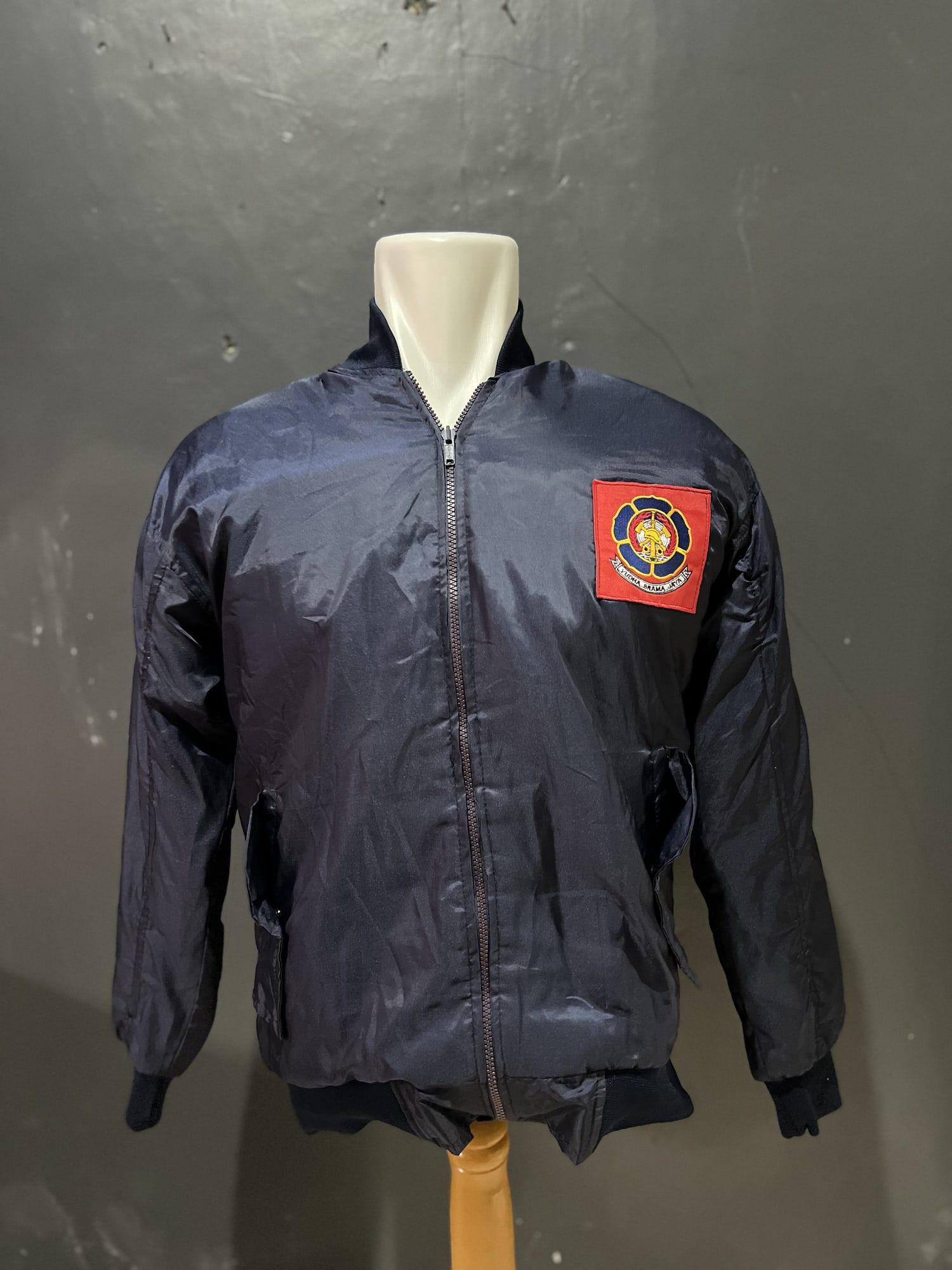 Jaket bomber, tampak depan