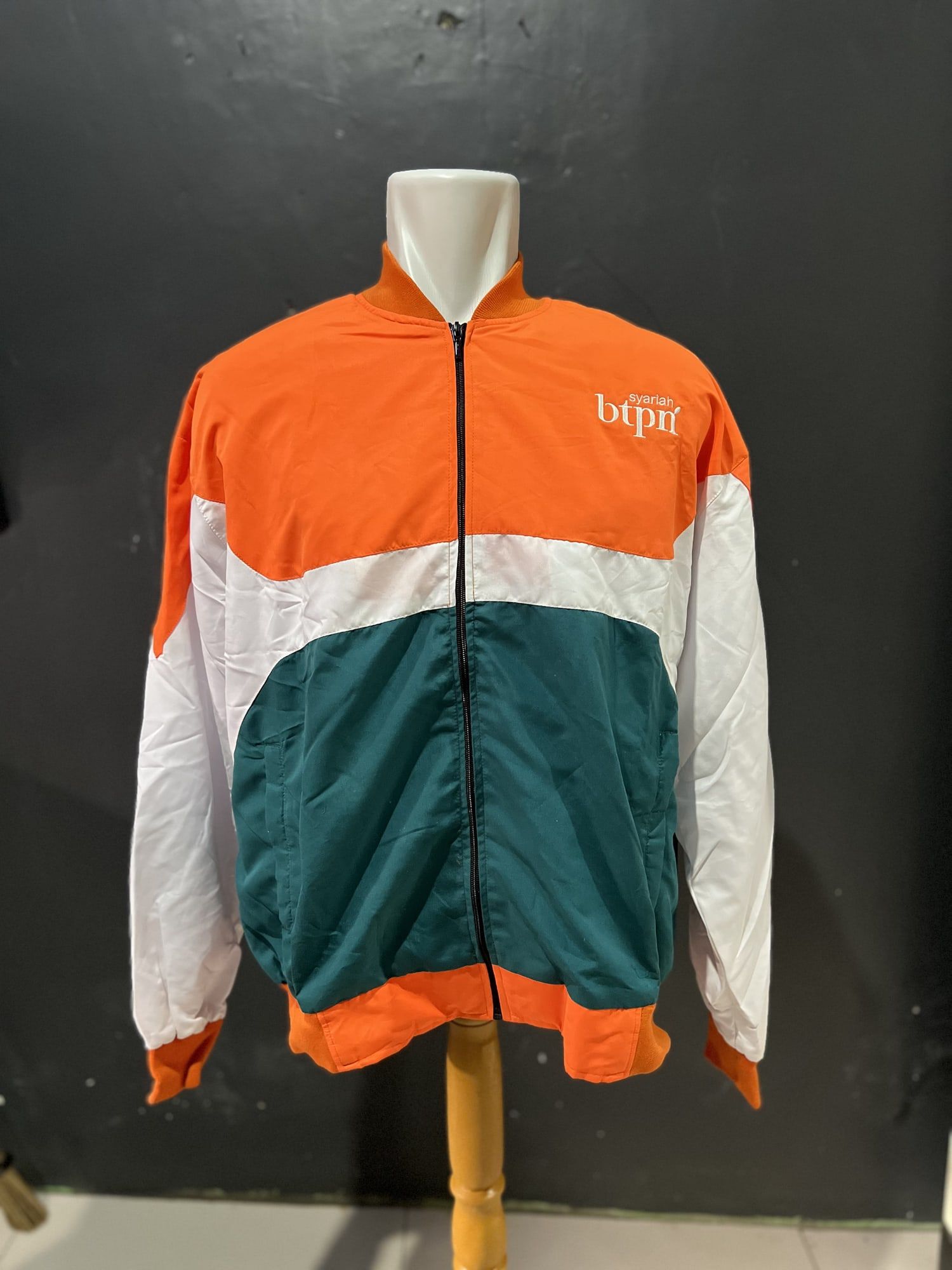 Jaket tim lapangan tiga warna
