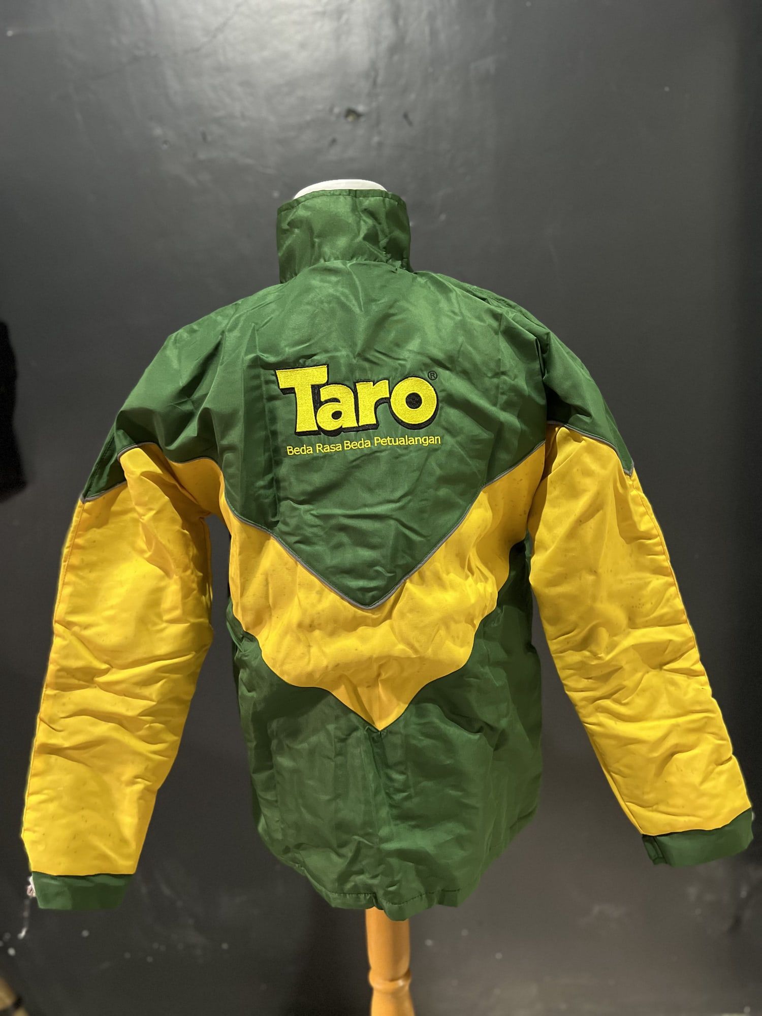 Jaket event, tampak belakang