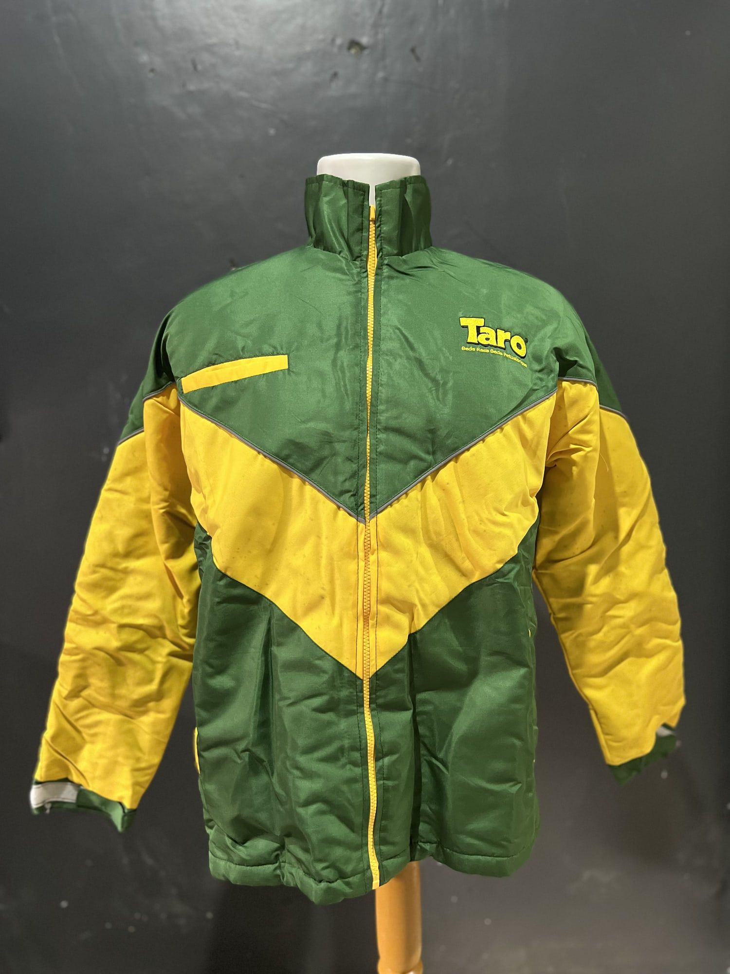 Jaket event, tampak depan