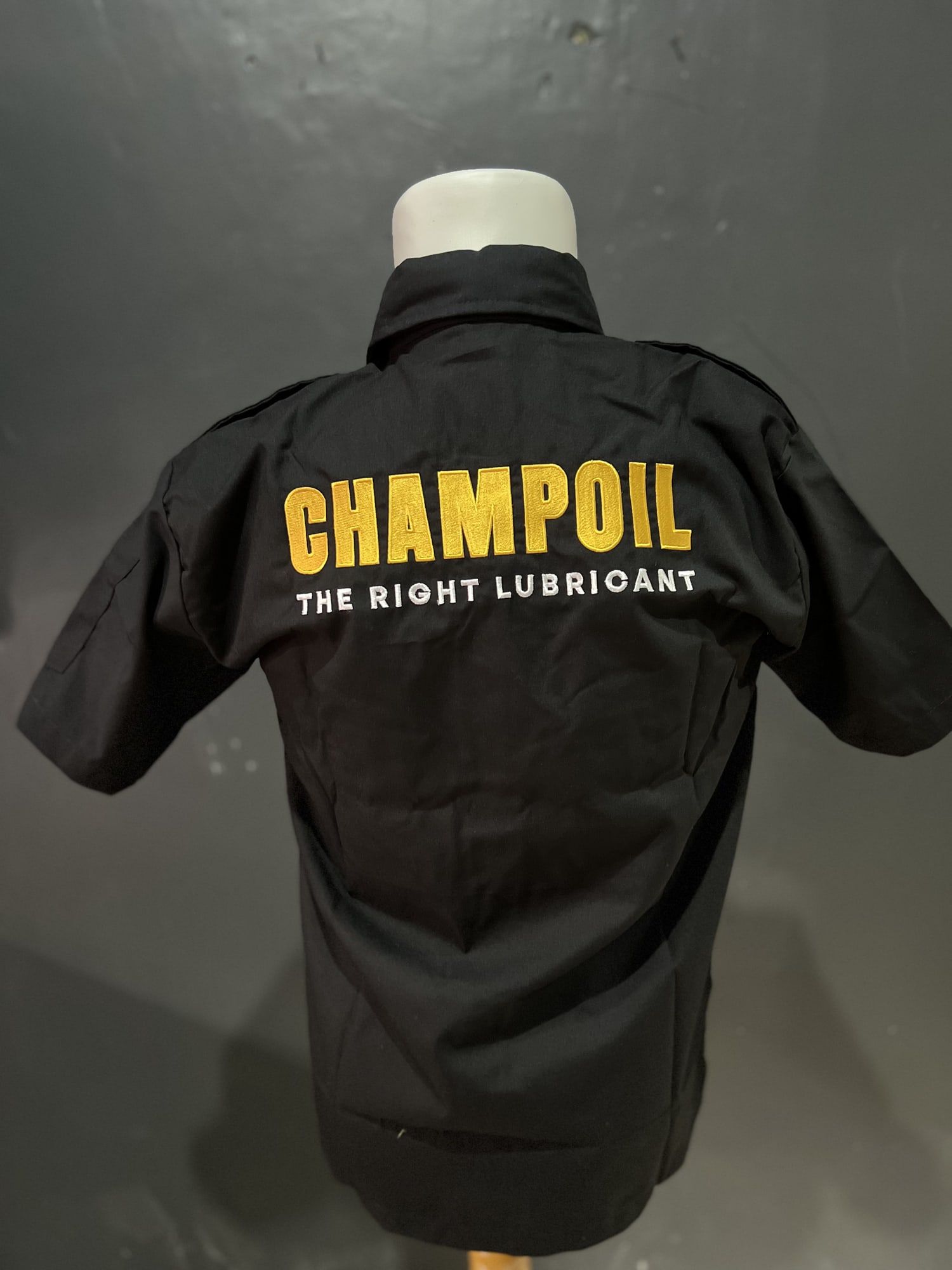 Kemeja kerja dengan sablon punggung