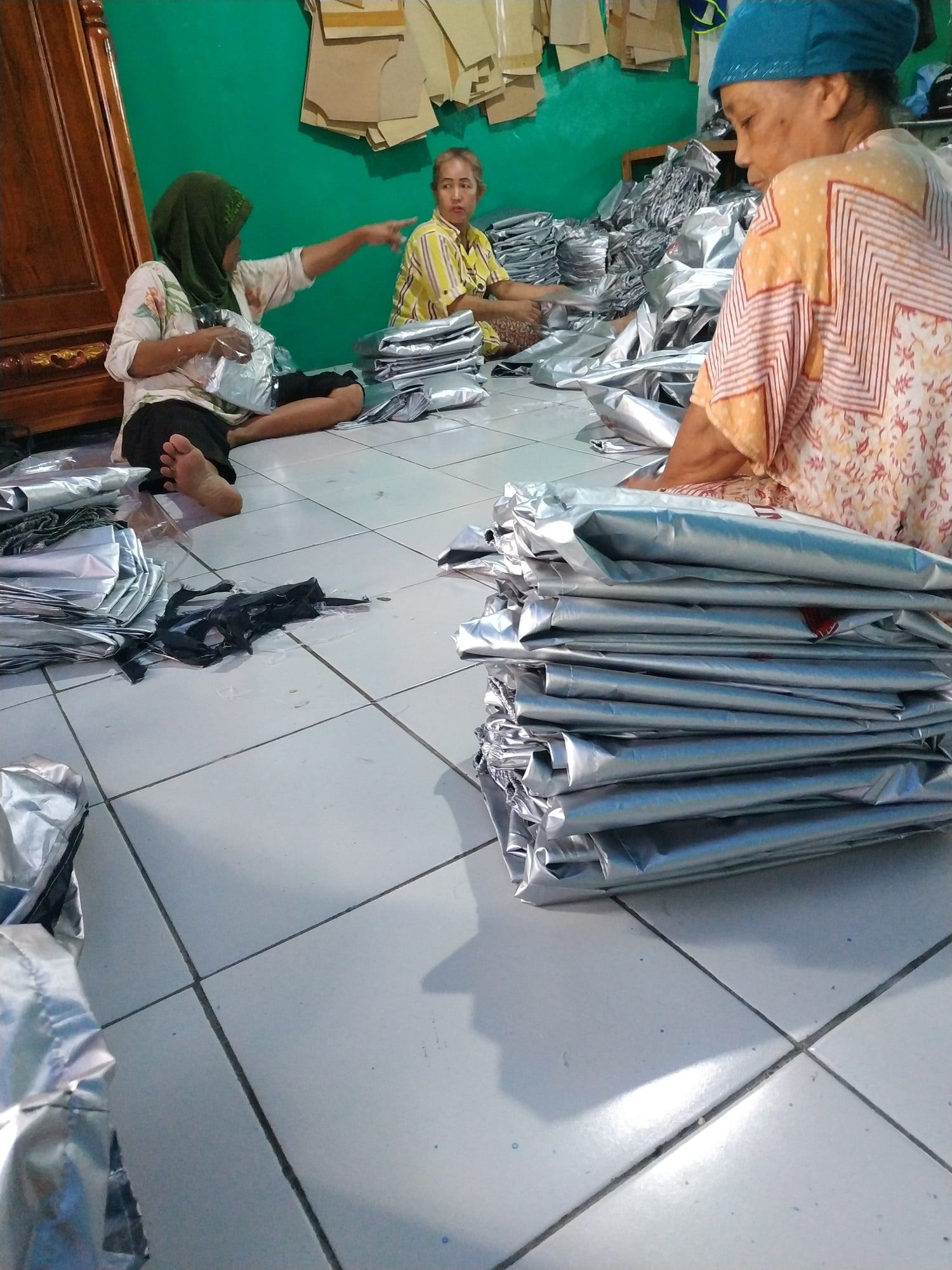 Jaket yang telah dikemas plastik perak dan siap dikirim