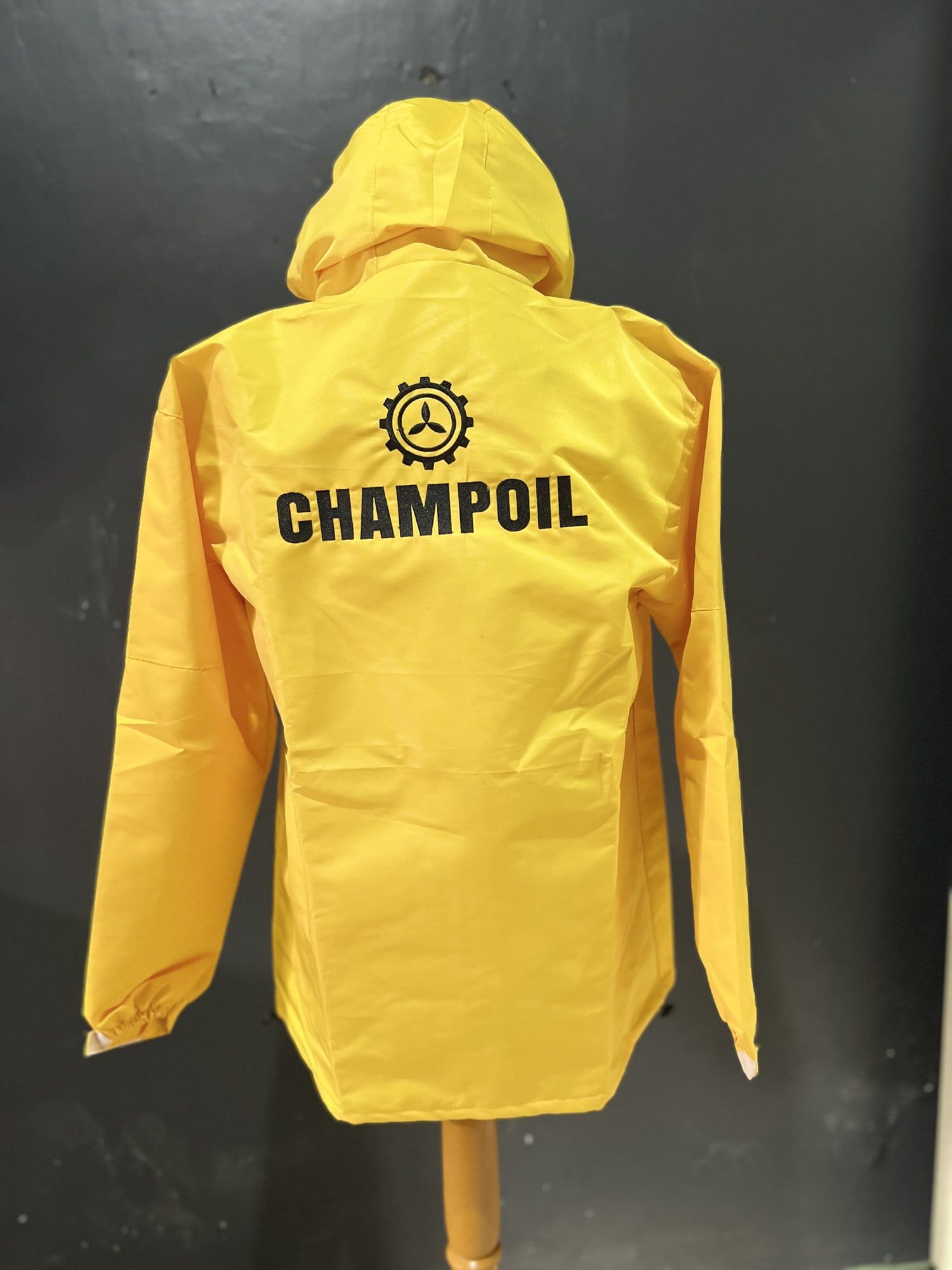 Windbreaker berhoodie, tampak belakang
