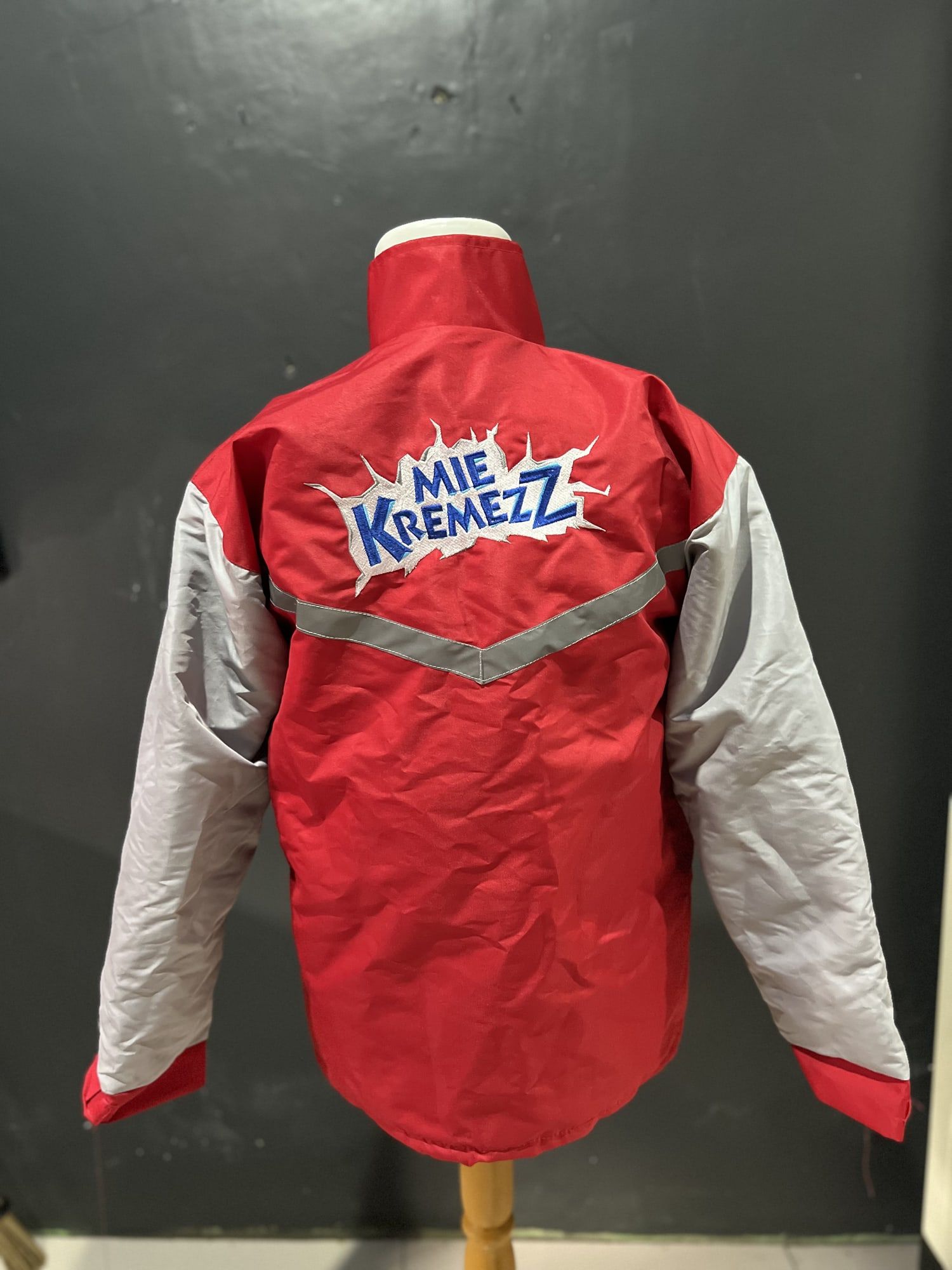 Jaket parasut promosi, tampak belakang