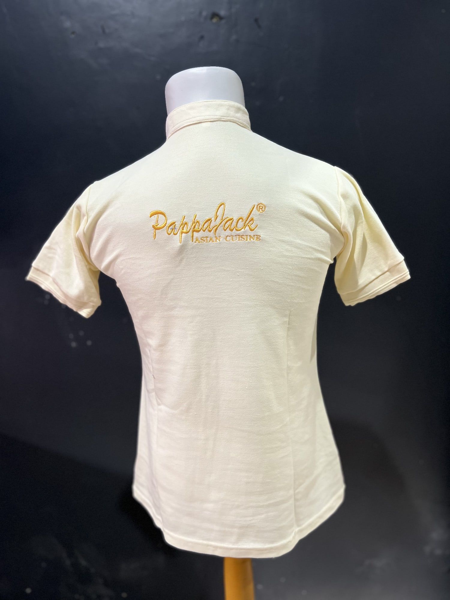 Kaos polo, tampak belakang