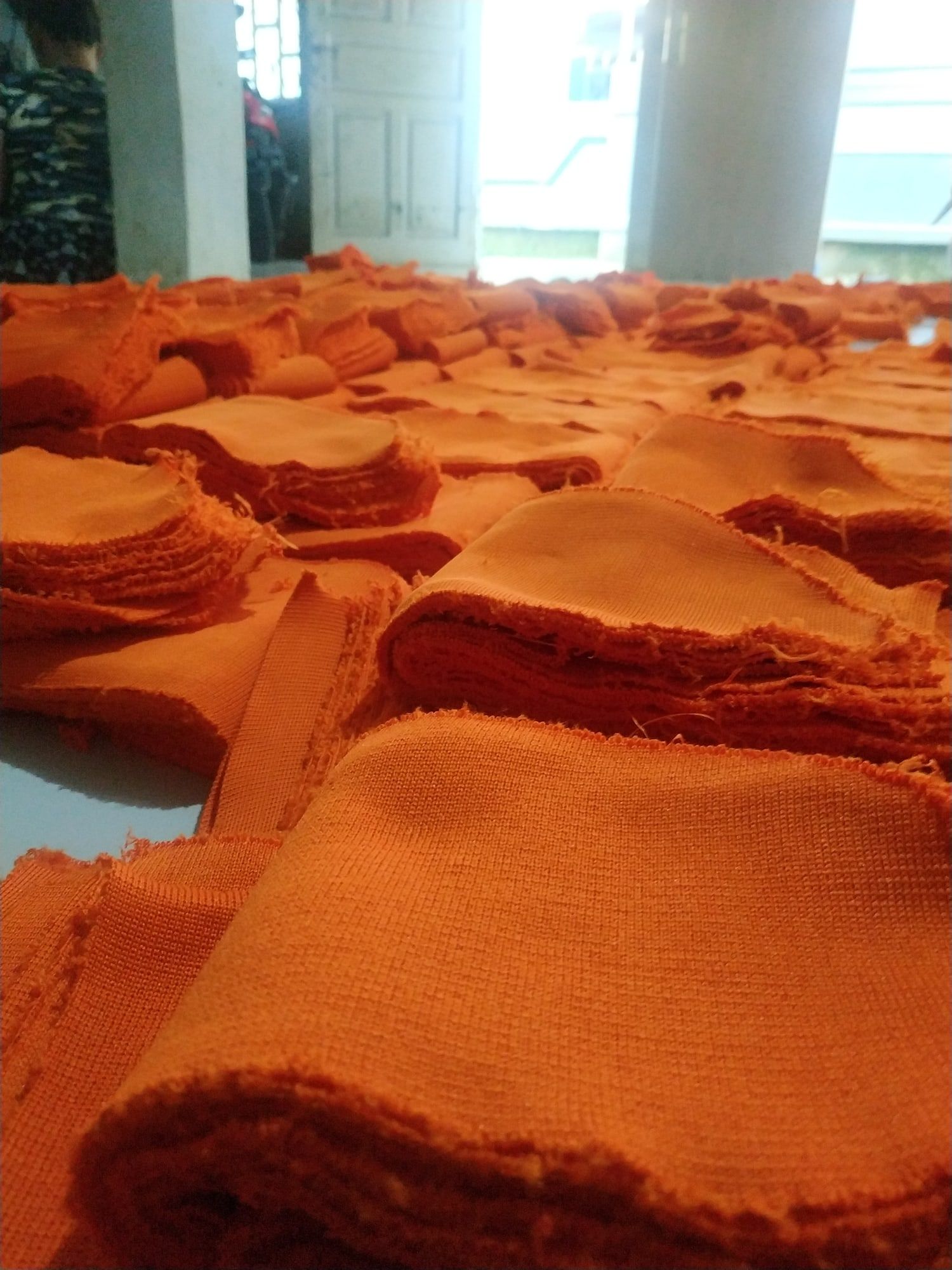 Tumpukan potongan kain di lantai workshop