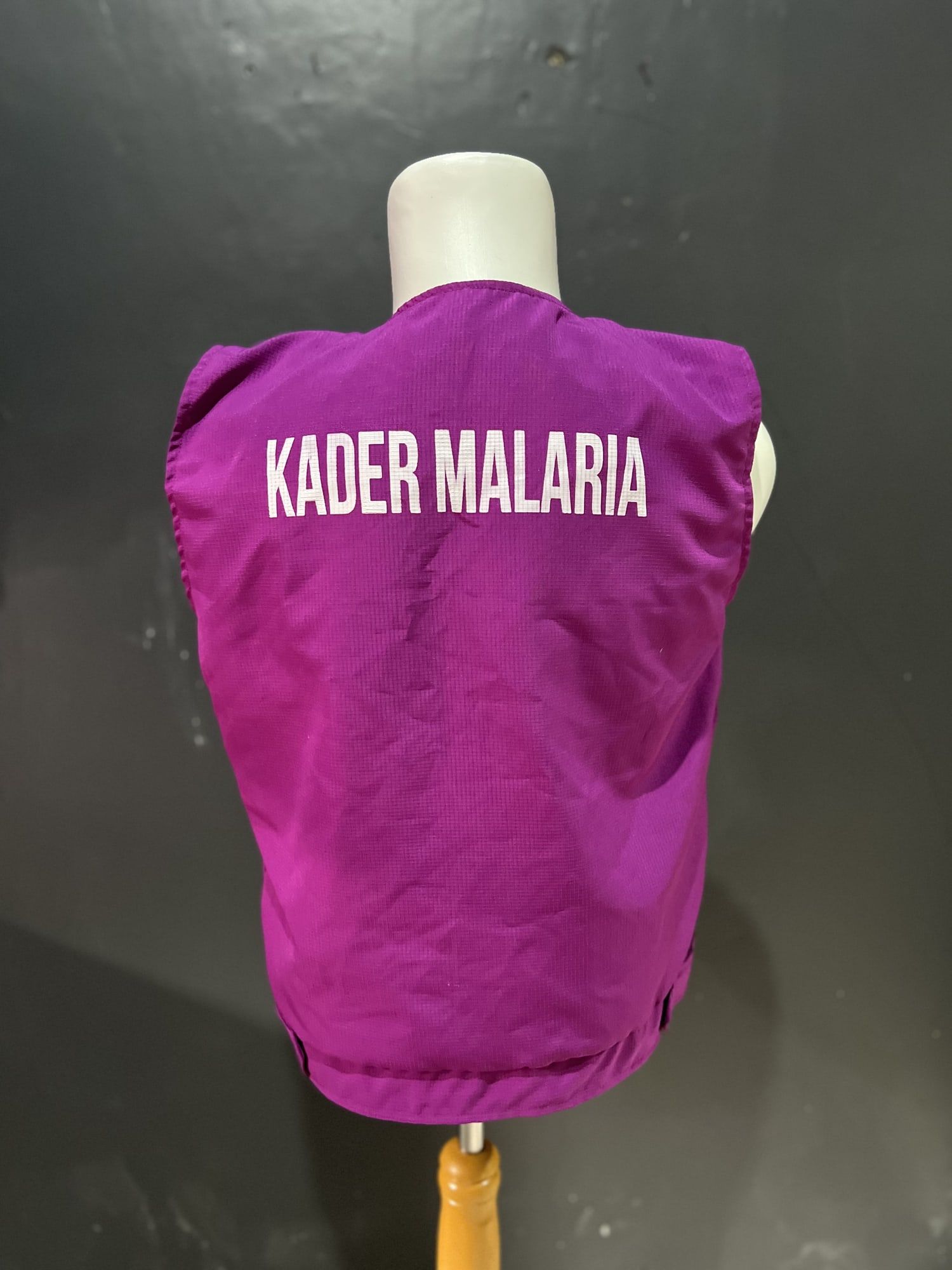Rompi kader, tampak belakang
