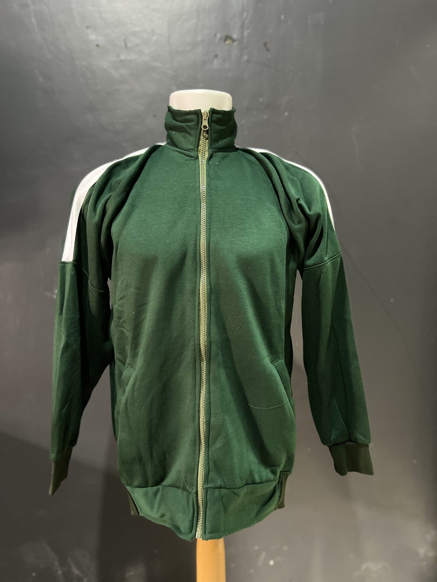 Jaket training, tampak depan