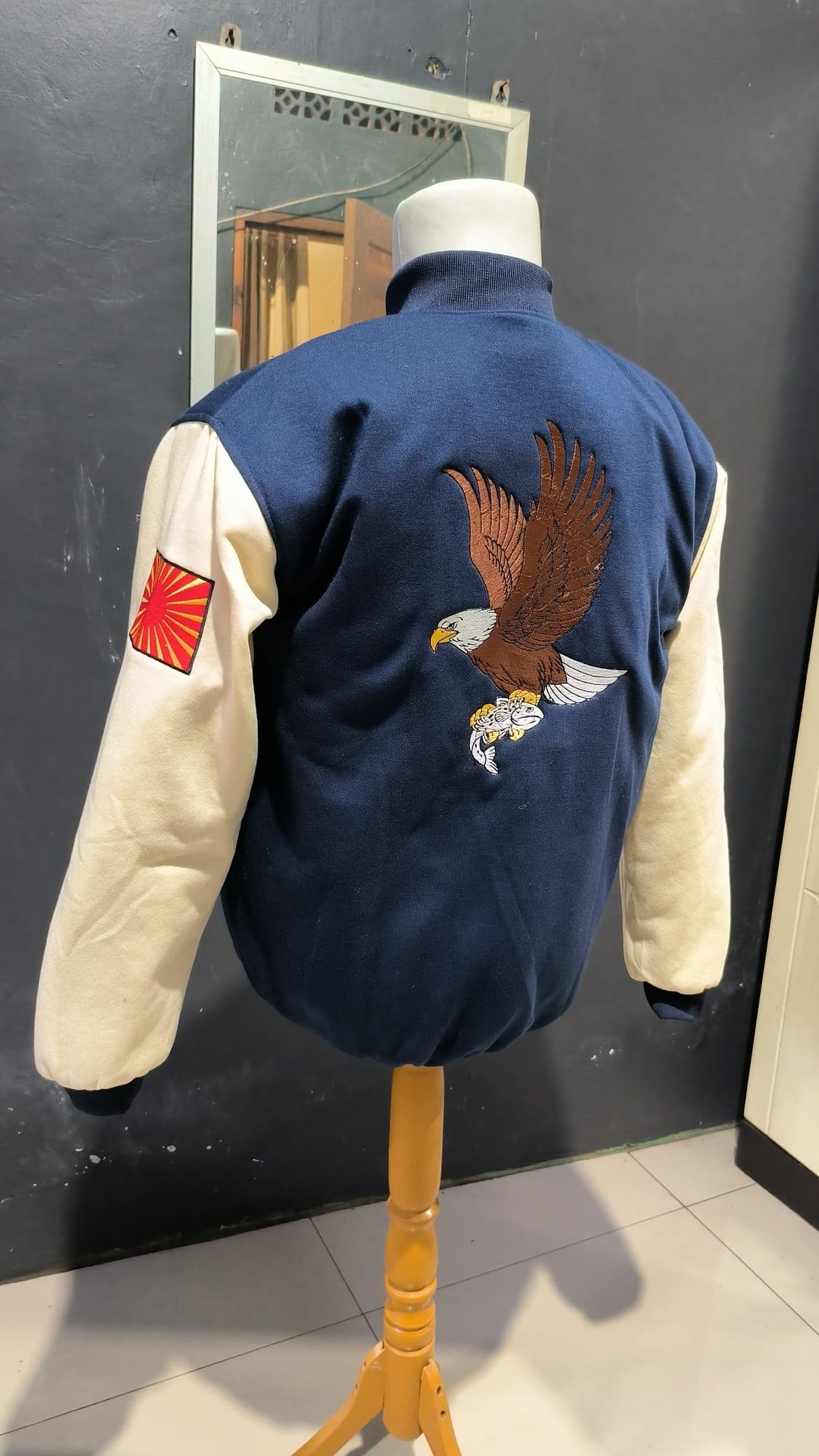 Jaket varsity dengan bordir punggung