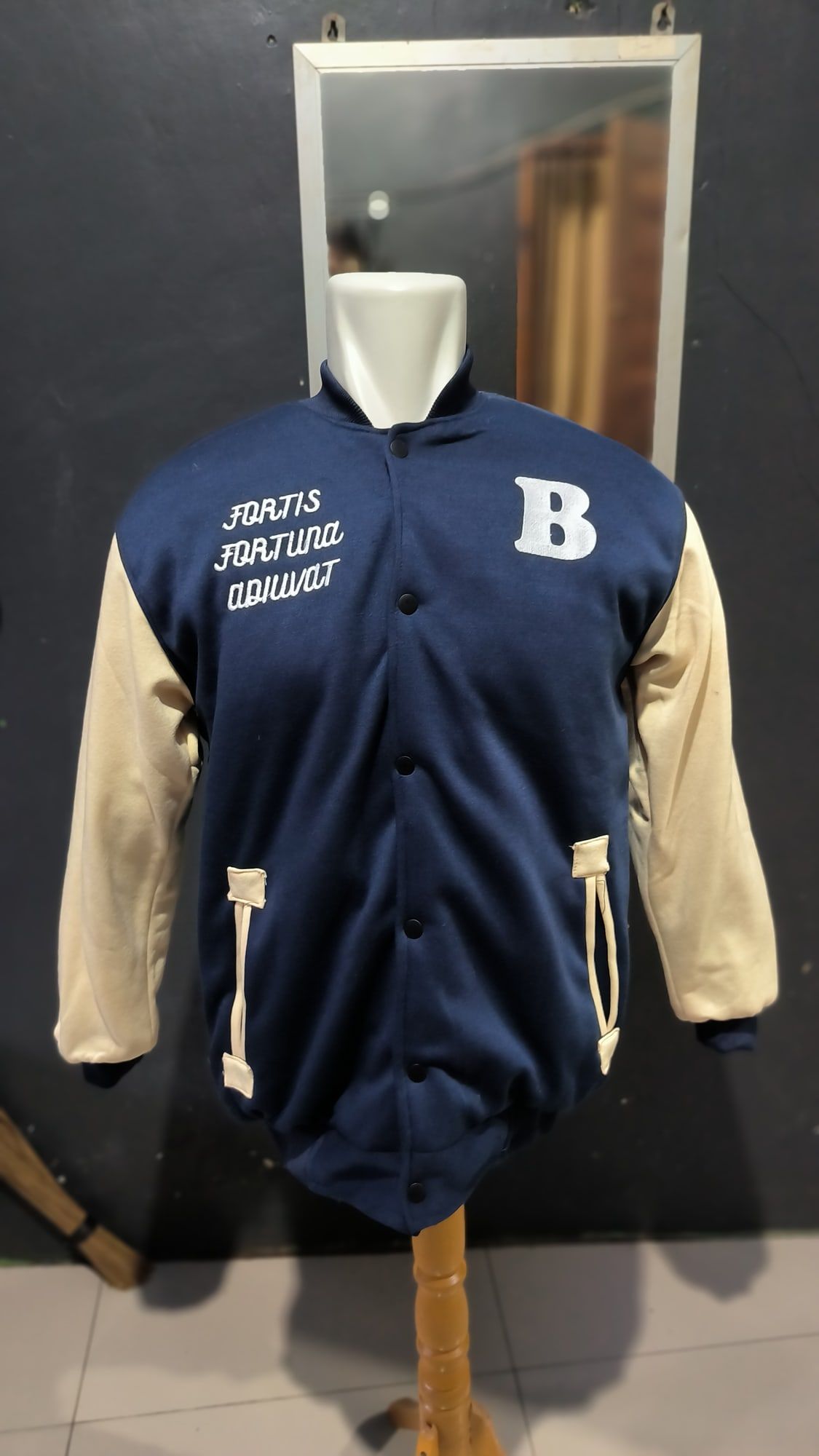 Jaket varsity, tampak depan